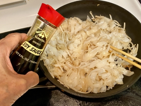 熱鍋下油，放入芽菜先炒一會，再加入河粉，炒熱後放入少許生抽兜勻。