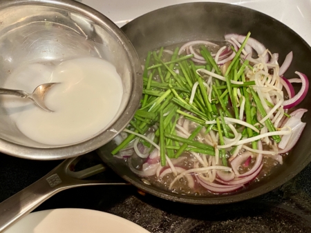 煮滾後用粟粉水勾芡，再加入少許韭菜拌勻，淋在河粉上。