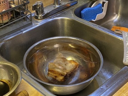將豬肉放入水中沖去油分,取出備用。