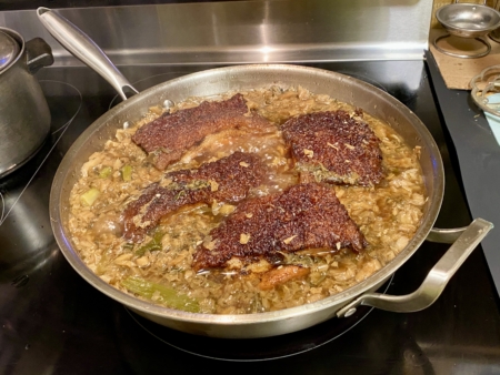 把五花肉放在梅菜上面,汁液要蓋到豬肉,用慢火煮1.5小時。