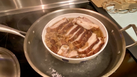 豬肉涼後切成一公分厚塊。取一深碗,梅菜放在底部,五花肉塊排放在上面,再放到蒸鍋中,用慢火燉30分鐘。
