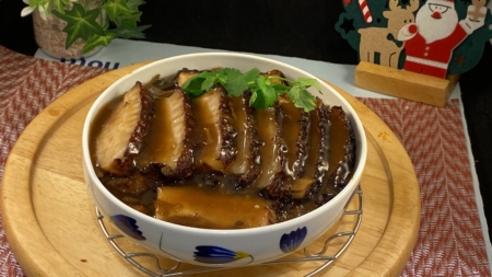 將勾芡用醬汁煮滾。取出豬肉,淋上芡汁,放上芫荽裝飾便可。