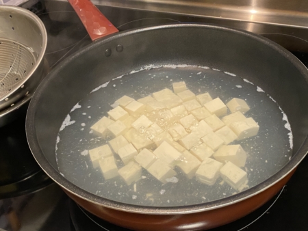 燒熱一鍋水,放入豆腐,關火浸熱