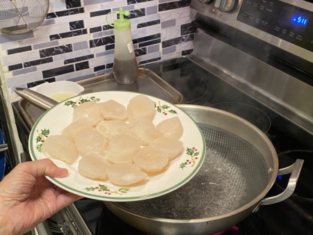 煮熱一鍋水,加入薑汁酒、檸檬(榨汁後連皮放入)和帶子。