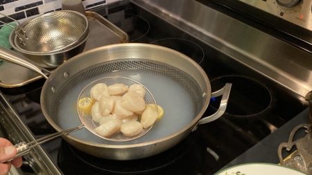 蓋上鍋蓋,關火浸泡5分鐘,撈出帶子瀝乾備用。