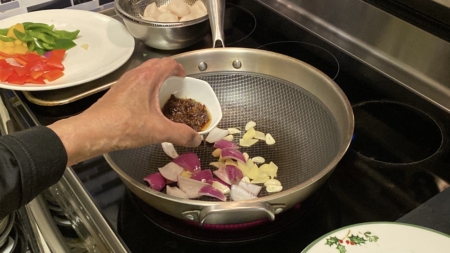 熱鍋下油,爆香料頭、洋蔥和XO醬。