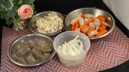 牛舌切粒。牛蒡、紅蘿蔔去皮後切片。洋蔥切絲，秀珍菇切去末段後剝散。