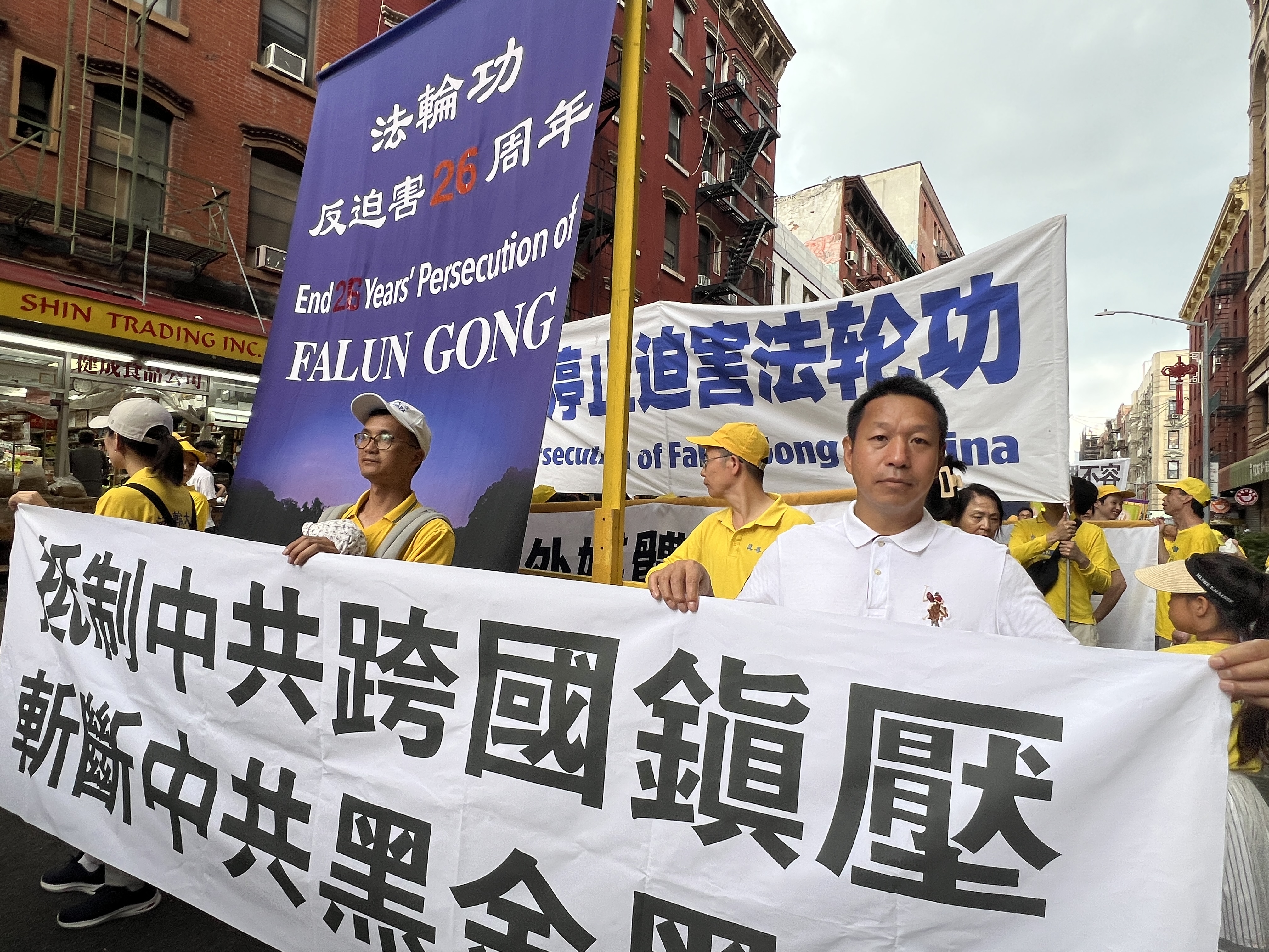 7月20日,专栏作家杨茂森前来支持法轮功的反迫害游行,表示要与法轮功站在一起,抵制中共输出跨国镇压。(林丹/大纪元)