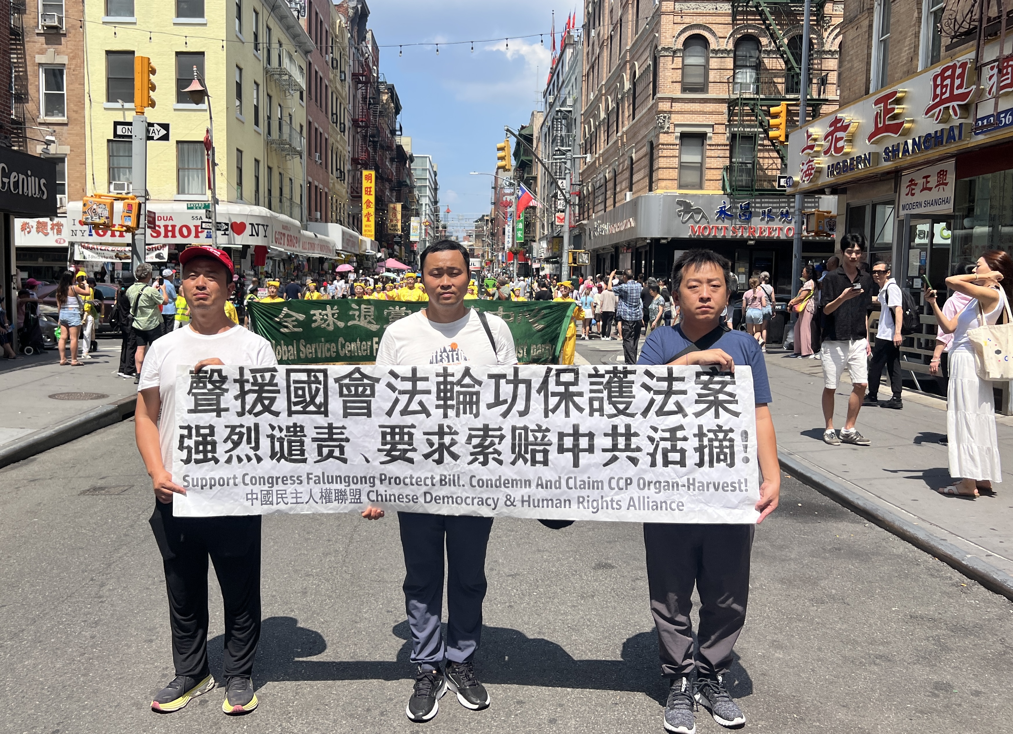 宫凯(中)、安强(右)揭露中共的跨国镇压。(林丹/大纪元)