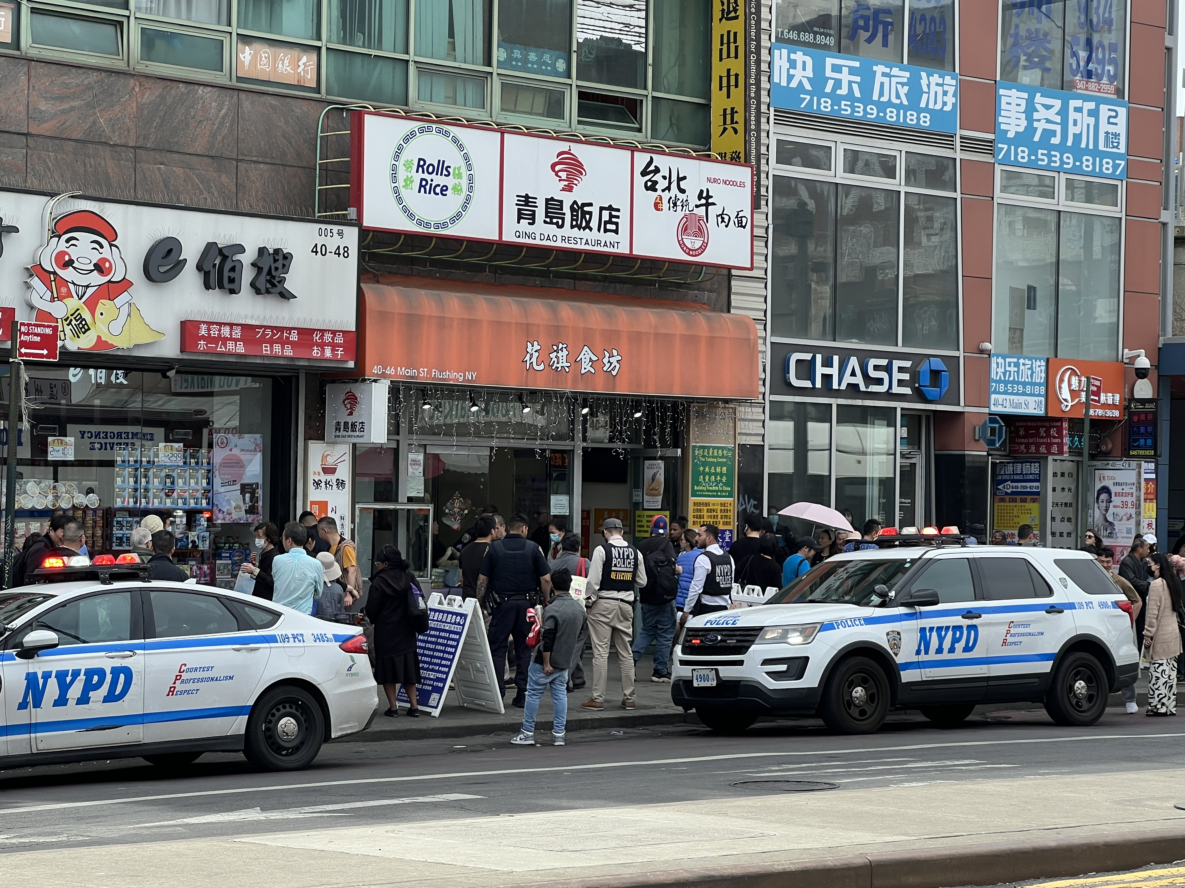 位于纽约最大华人社区法拉盛中心区的全球退党中心4月25日收到炸弹威胁后,警察局封锁整栋楼宇进行排查。(林丹/大纪元)