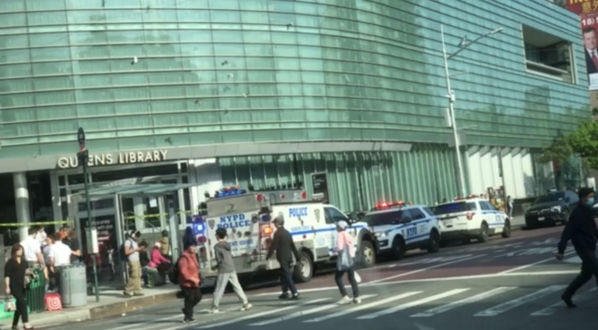 因再度收到炸弹威胁,法拉盛图书馆于5月10日再度关闭,进行排查。(读者提供)