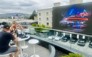 特斯拉充電餐廳點亮好萊塢 ：未來感與復古情懷並存