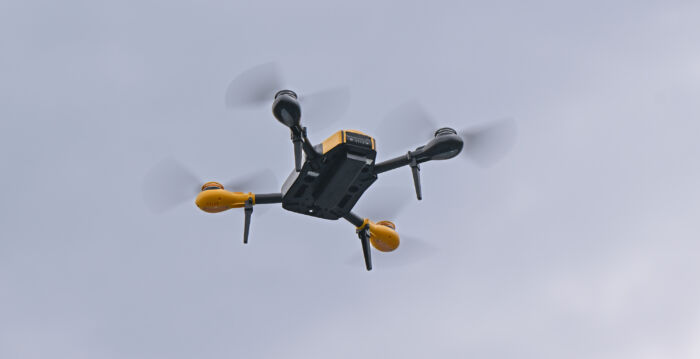 丹麦学生打造既可飞行又能潜水的无人机