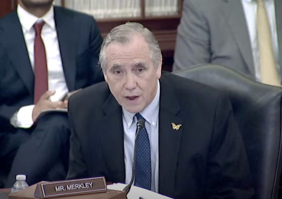 图为美国资深联邦参议员默克利(Jeff Merkley)在听证会上。(CECC视频截图)