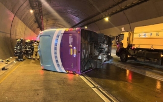 康橋校車翻覆 隧道磨光、超速釀禍