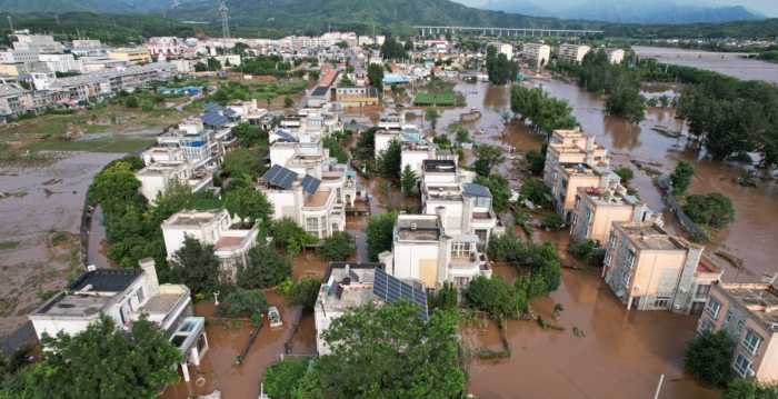 京津冀等地遭洪水重创 台风逼近华东沿海