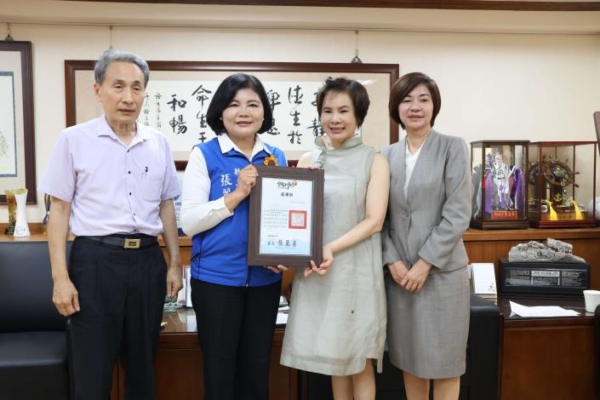 媚登峯文教基金会资助27位贫困学生 855万生活费