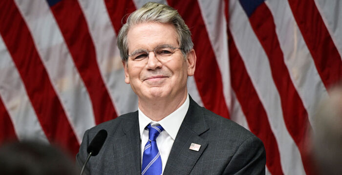 贝森特:中共继续买俄石油会面临100%关税