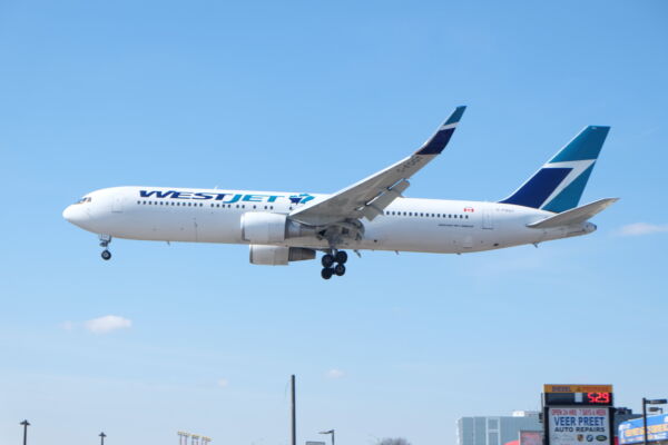 西捷航空公司取消航班 两名乘客获赔2000元