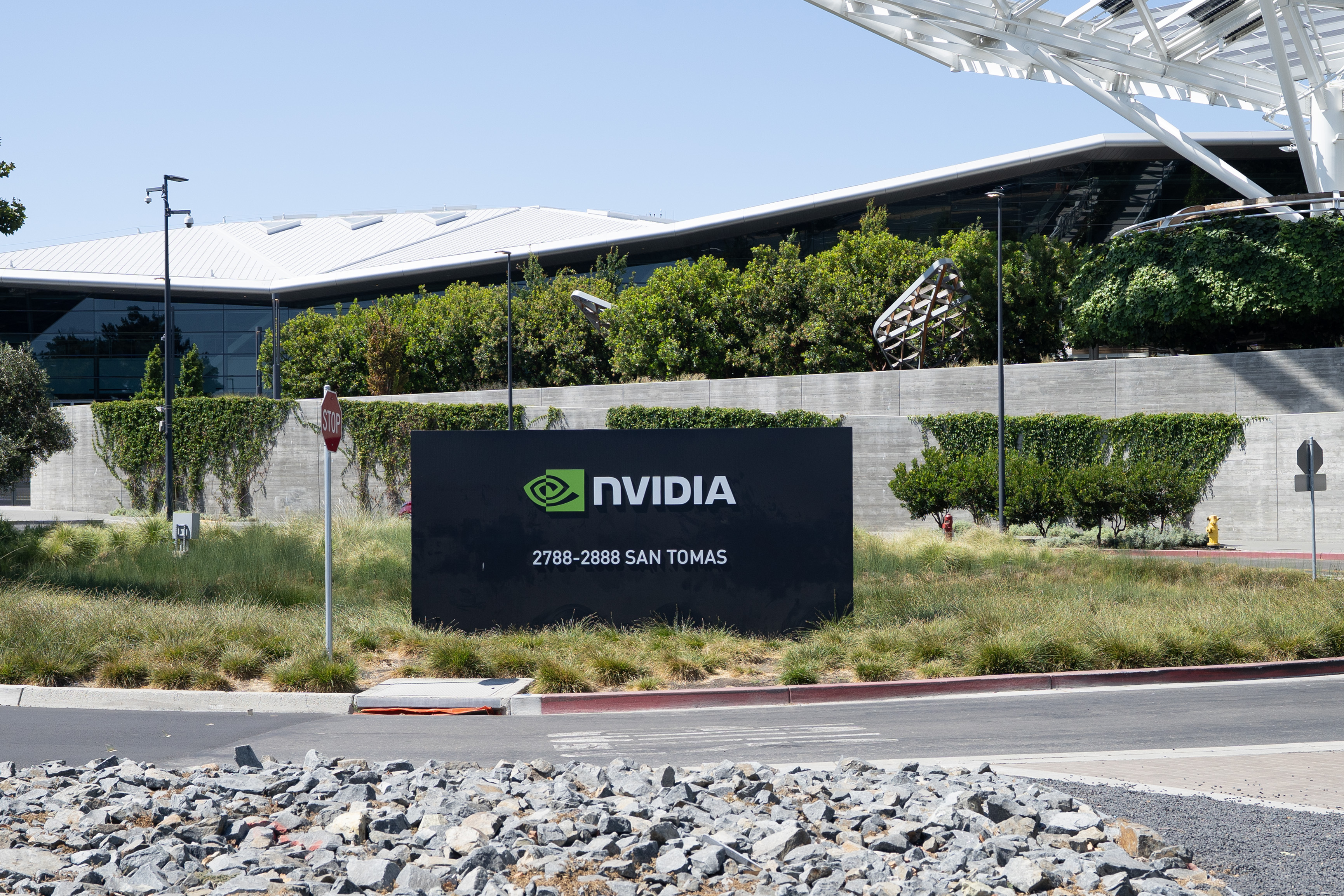 英偉達向英特爾投資50億攜手研發芯片| 黃仁勳| 陳立武| 大紀元