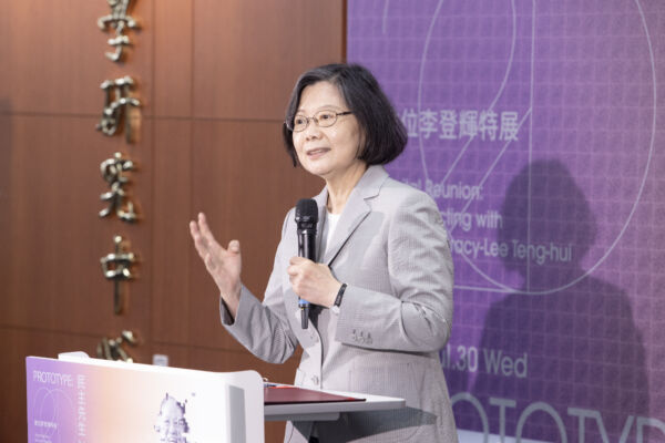 7.26罢免后首现身 蔡英文：民主不是一帆风顺