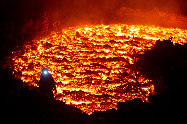 俄罗斯8.8强震后 欧亚大陆最高火山喷发