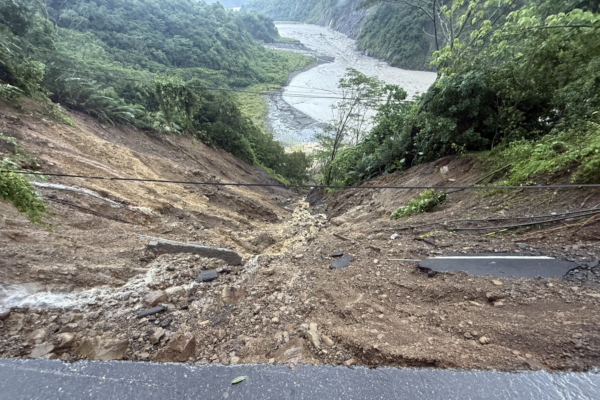 山雨不停南横81.1K路基突坍 1车5人坠谷寻获2遗体