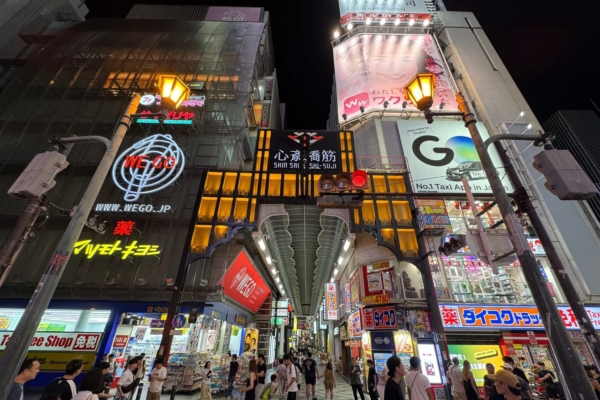 大阪夜里散步 看城市同时也在看世界