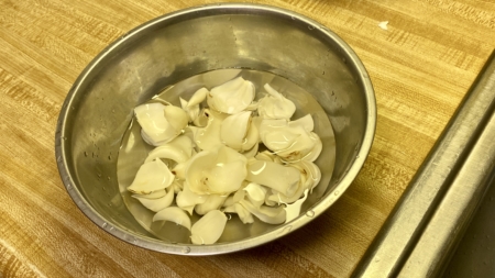 鮮百合洗淨。