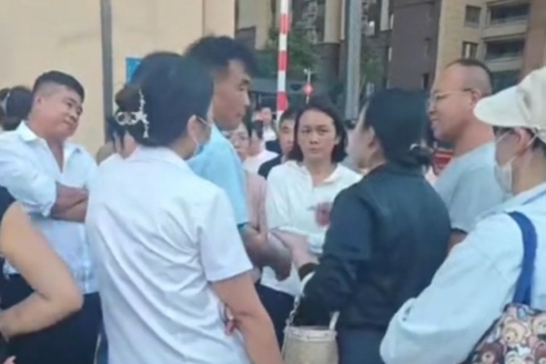 山东两小时暴雨淹车库 业主讨损失无果