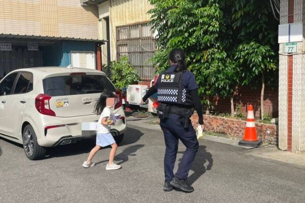 女童趁保姆睡觉偷溜出门  大园警找到家人