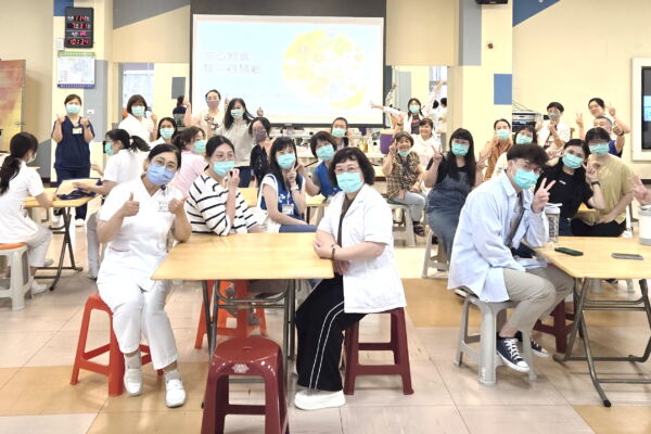 桃疗推广健康饮食 桃疗员工亲手制作“减糖凉面”