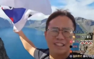 登長白山揮國旗 韓國網紅被公安帶走問話