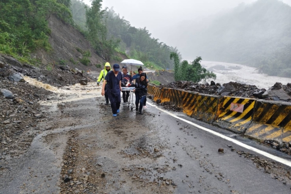 豪雨阻路并肩作战 那玛夏医疗接力挽救生命