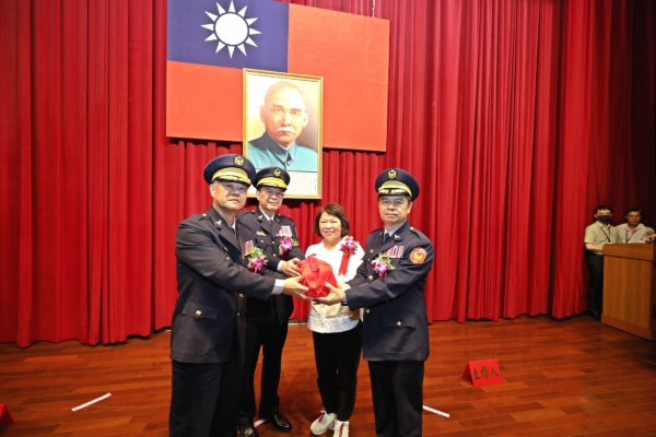 嘉市府警察局卸、新任局长交接