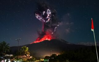 印尼勒沃托比火山再噴發 灰雲沖至萬米高空