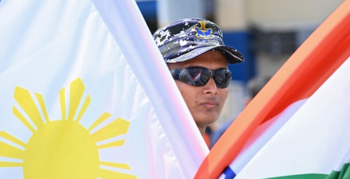 印度菲律宾首次在南海军演 中共军舰跟踪