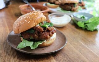 新加坡蝦餅漢堡 為夏日經典增添甜辣風味