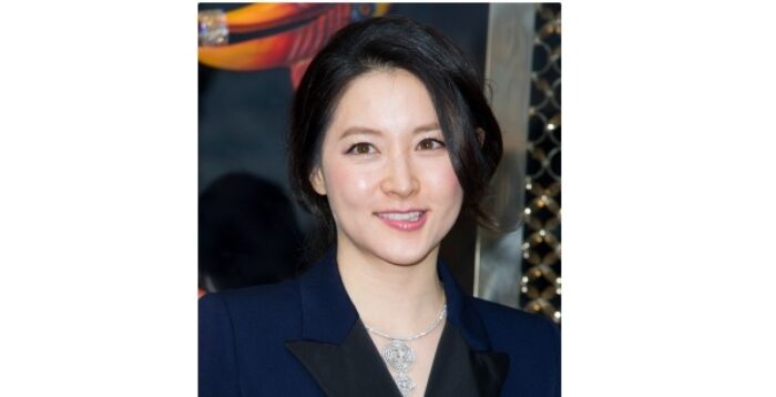 李英爱素颜摘菜照曝光 分享日常生活点滴