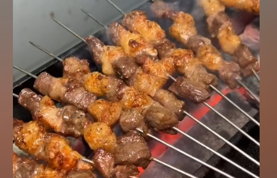 多人洛阳烧烤店外用餐遭住户泼不明液体