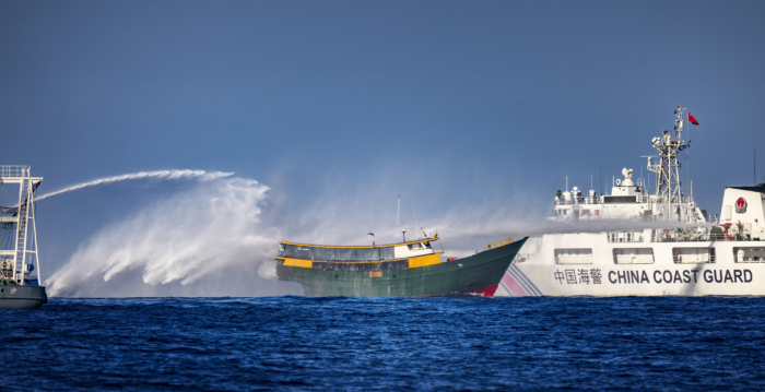 中共海警船追击菲律宾船只 撞坏自家军舰