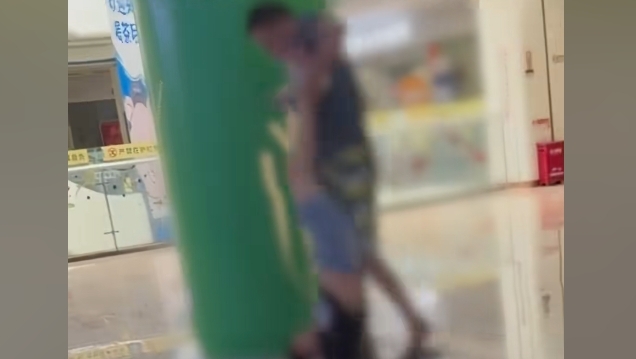 惠州男子在商场对孩子施暴引热议