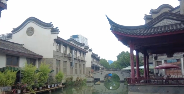 中国多地耗资百亿建古镇 沦为座座“鬼城”