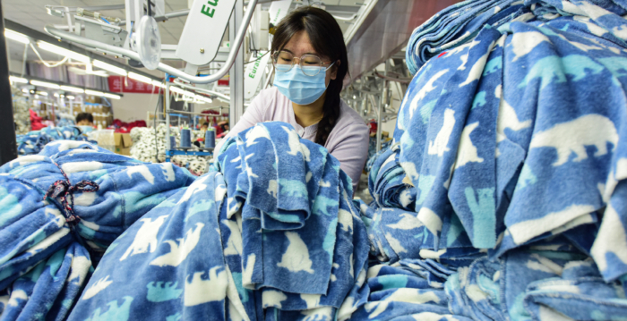 双重压力下 中国工厂减班减薪苦苦挣扎