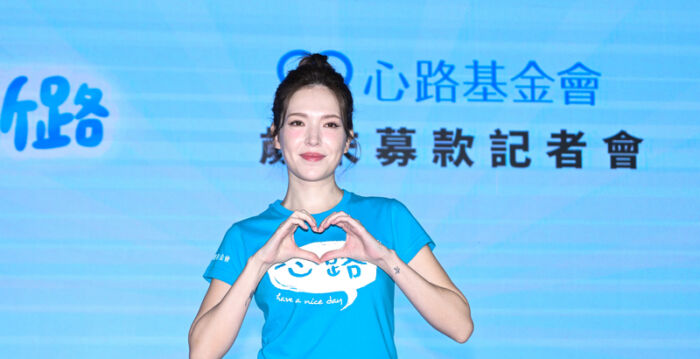 许玮甯产后报喜 晒宝宝小脚丫萌照 甜喊“均安”