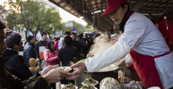 顾不了面子 中国高端酒店摆摊卖菜品求生