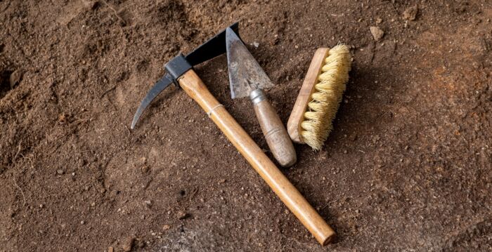 考古学学生首次挖掘 90分钟内发现稀世金器