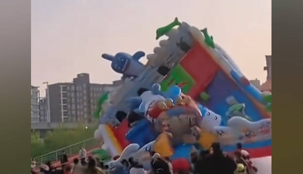 内蒙古一充气城堡遭强风掀翻 10人受伤含儿童