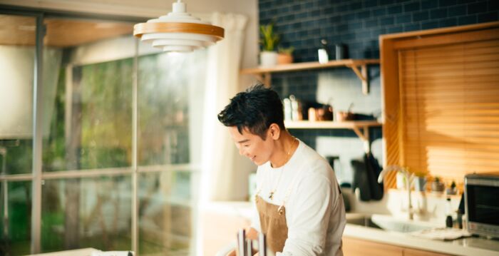 杨祐宁当起厨艺指导 为陶喆MV创意料理增色