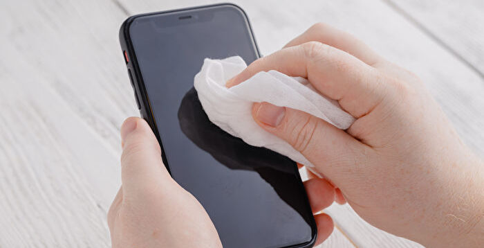 手机沾染大量细菌 专家教你安全的清洁方法